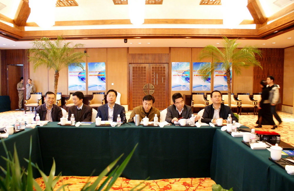 主席台(从左到右):宁波市智慧城市规划标准发展研究院院长、宁波市智慧城市工作领导小组办公室副主任顾德道,学会副理事长、宁波大学信息科学与工程学院副院长赵杰煜教授,学会副理事长兼组织工作委员会主任、网络专委会主任委员、宁波海关技术处高工王安人,学会理事长、宁波市市委市政府信息中心主任教授级高工许跃军,学会副理事长、中国联合网络通信有限公司宁波市分公司总经理钟发松,学会副理事长兼秘书长、宁波金网信息产业有限公司董事长徐建昌高工